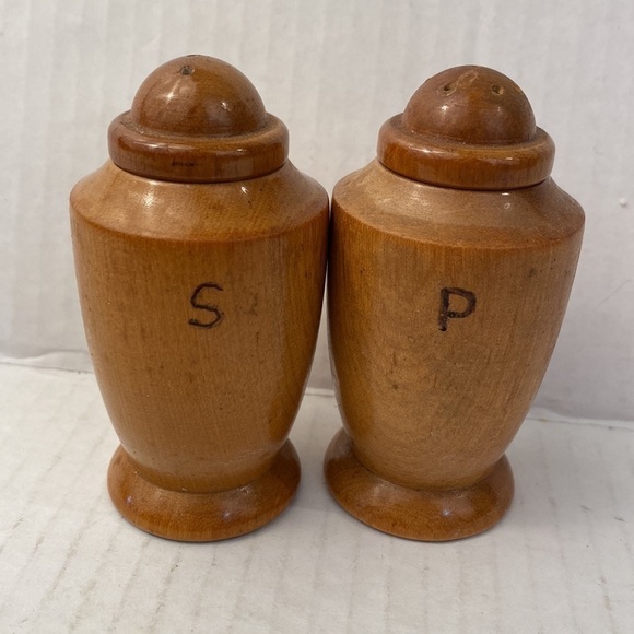 VINTAGE wood salt and pepper shakers wooden carved curved curve retro - Picture 8 of 9